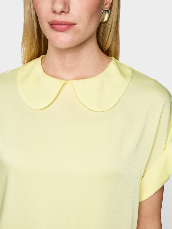 Flowing blouse with short sleeves