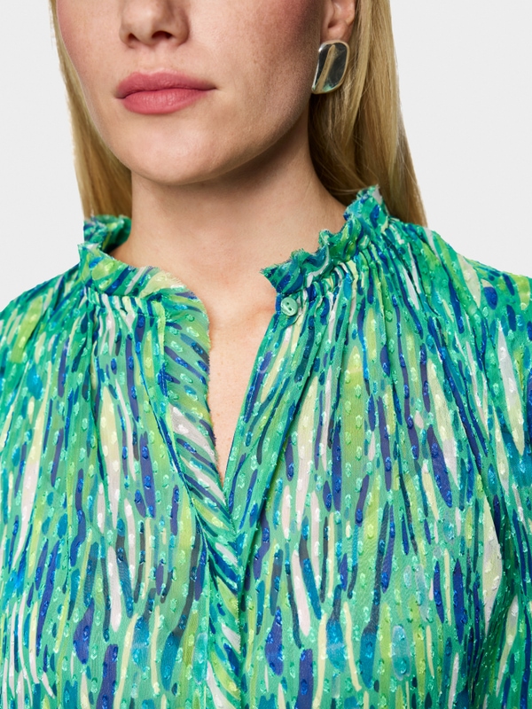 Feminine top with ruffles