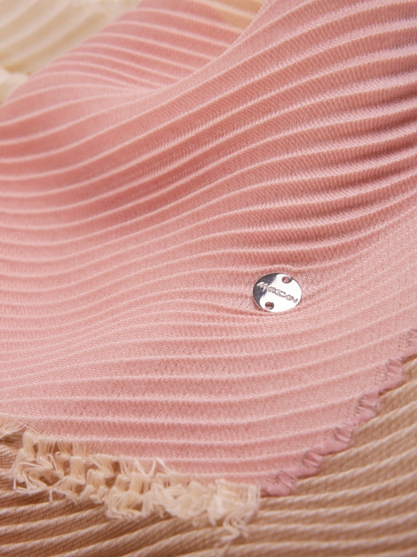 Pleated scarf with fine fringes
