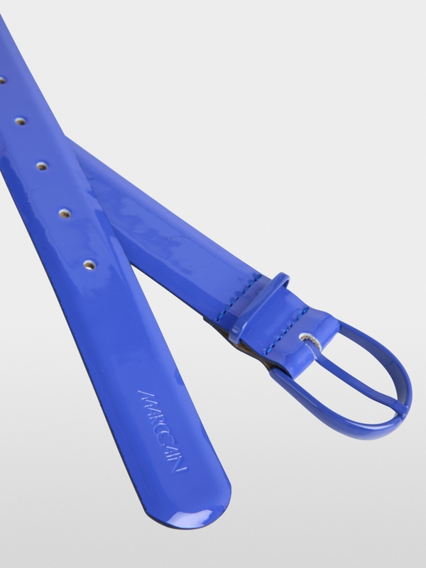 Patent leather belt with logo embossing