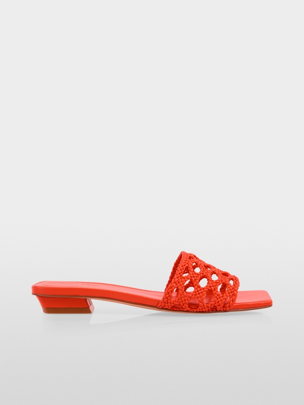 Flat sandals with macramé straps