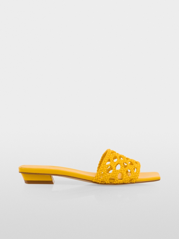 Flat sandals with macramé straps