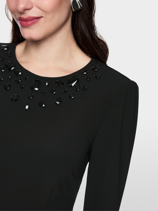 Robe avec pierres décoratives