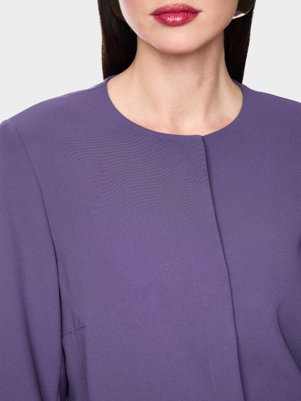 Short jacket with shoulder emphasis