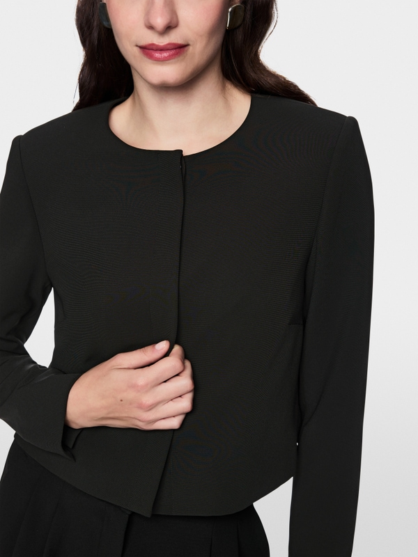 Short jacket with shoulder emphasis