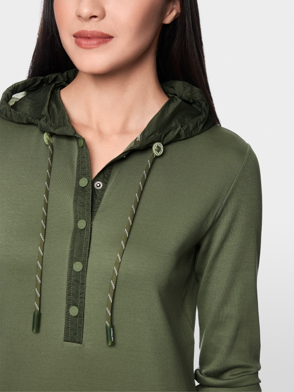 Sporty dress with hood