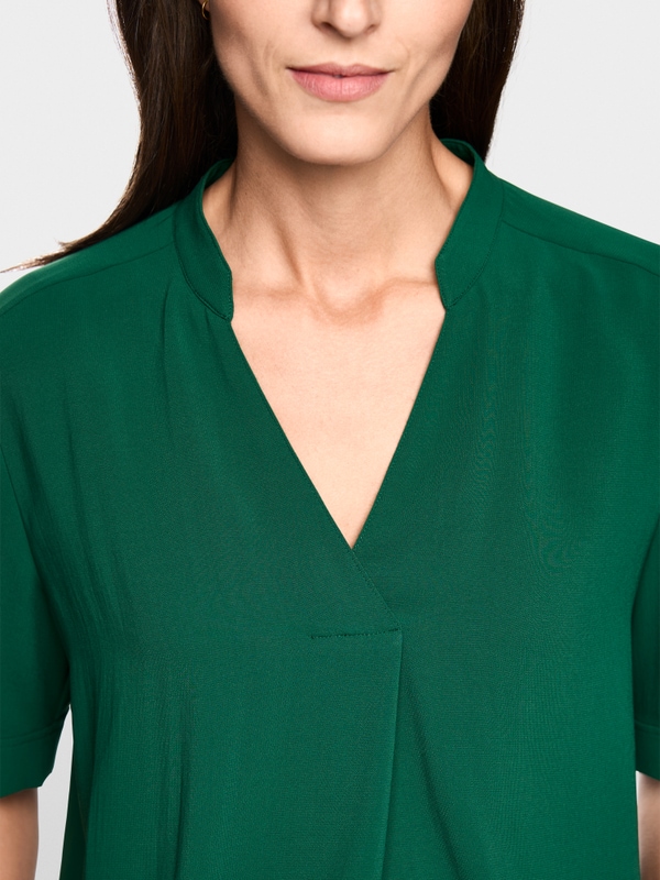 Short-sleeved blouse