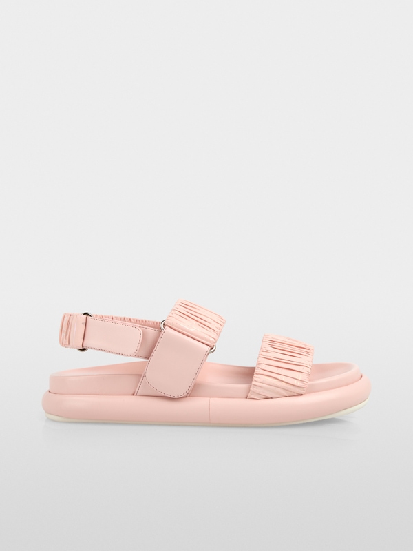 Sandals with gathering