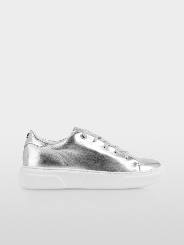 Sneakers with metallic look