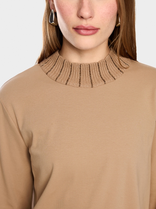 Shirt with knitted collar