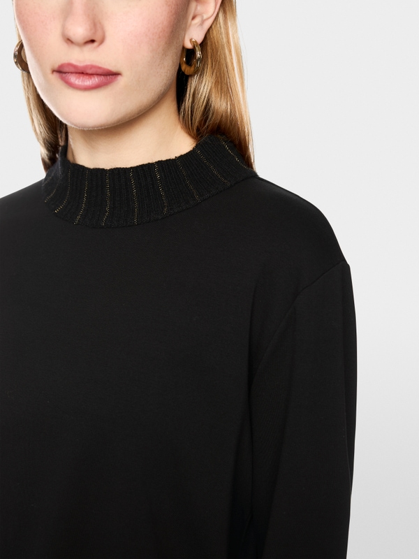 Shirt with knitted collar