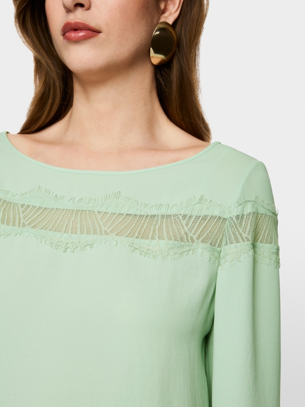 Elegant blouse with lace