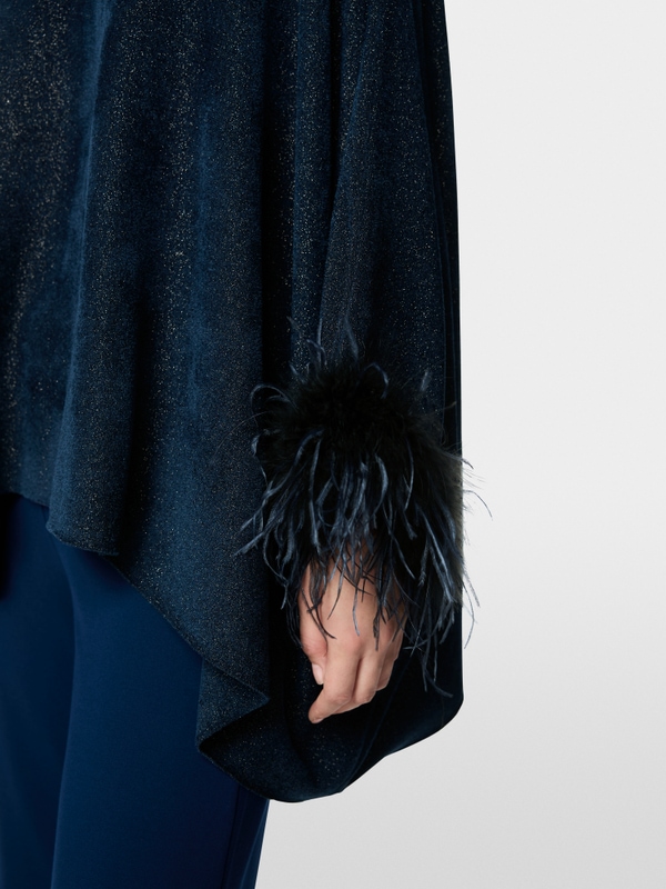 Knitted poncho with feathers