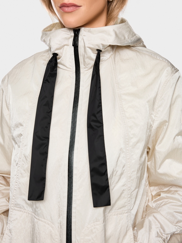 Manteau brillant avec détails contrastés