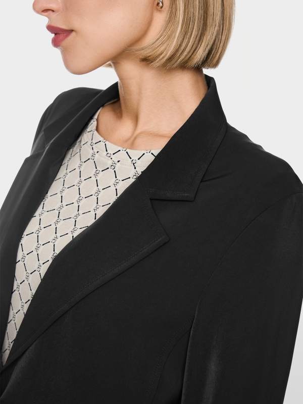 Casual blazer with deep lapels