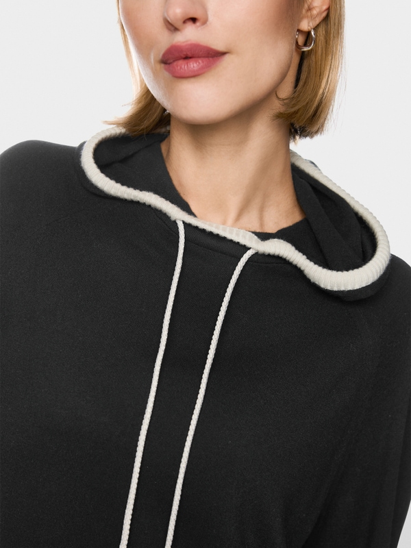 Fine-knit hoodie with contrast details