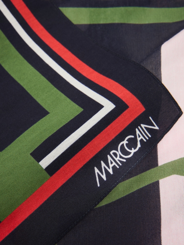 Foulard à motifs typographiques et floraux