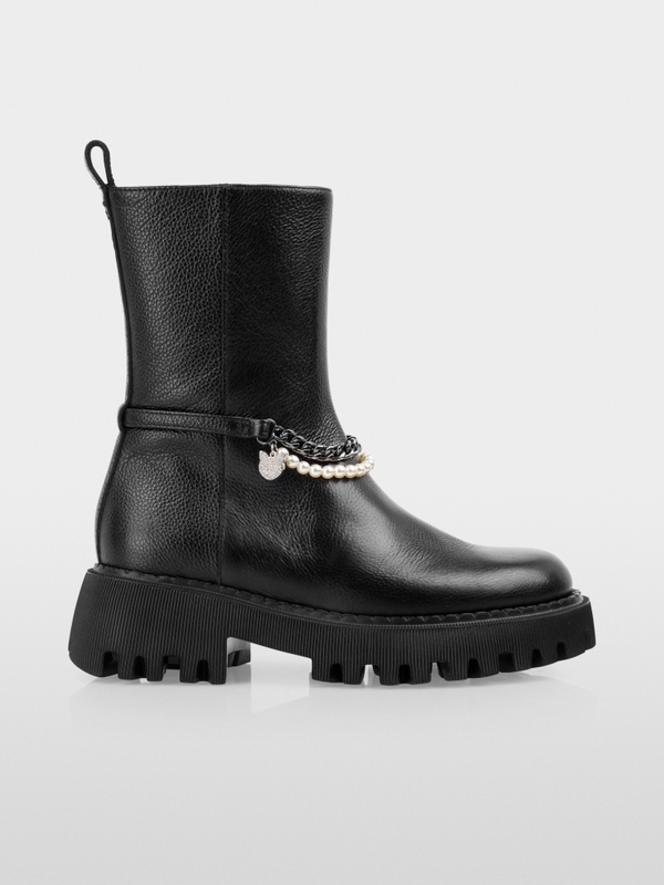 Boots with pearl and chain details