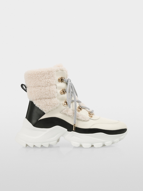 Sporty lace-up boots