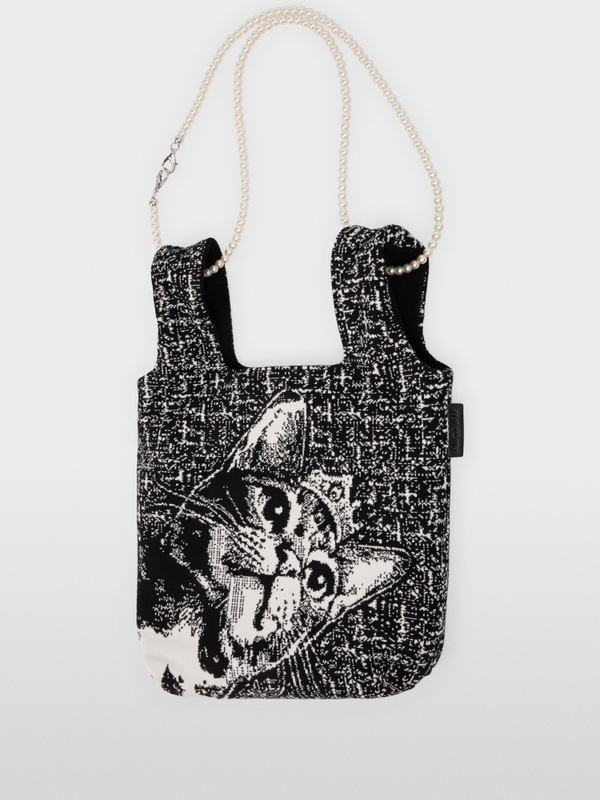 Reversible knitted bag with cat motif
