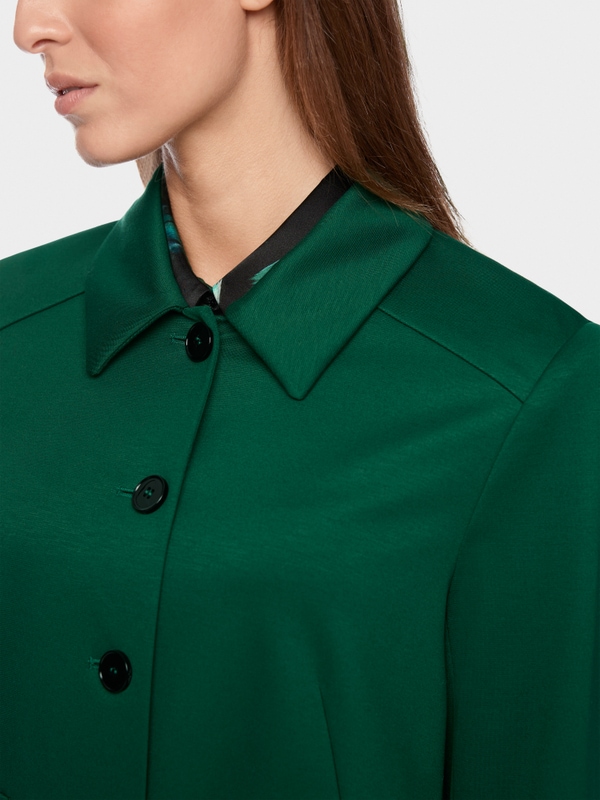 Short jacket with sleeve slits