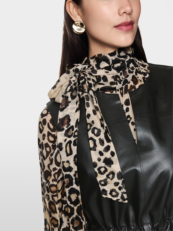 Leder-Maxikleid mit V-Ausschnitt