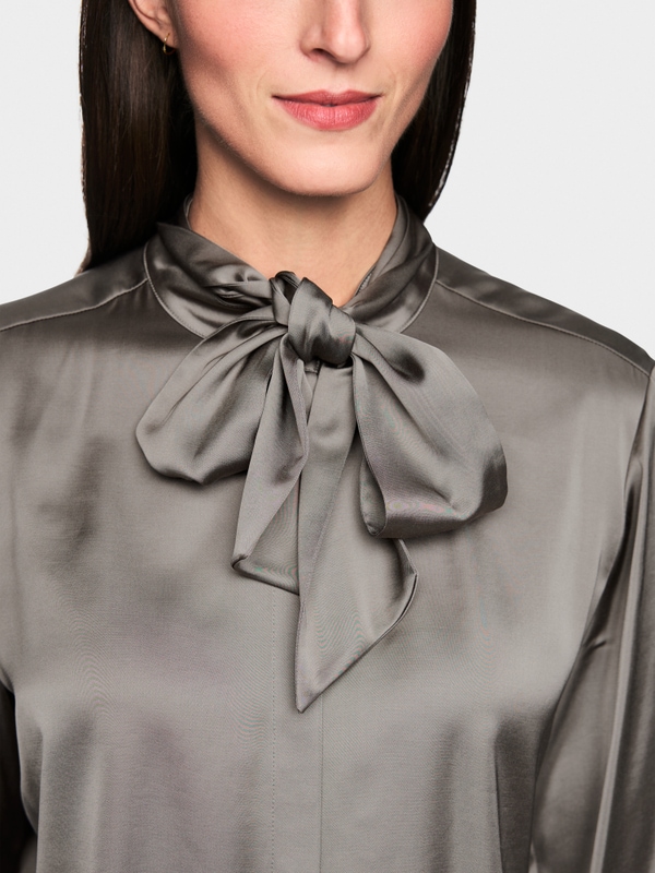 Vrouwelijke blouse met strik