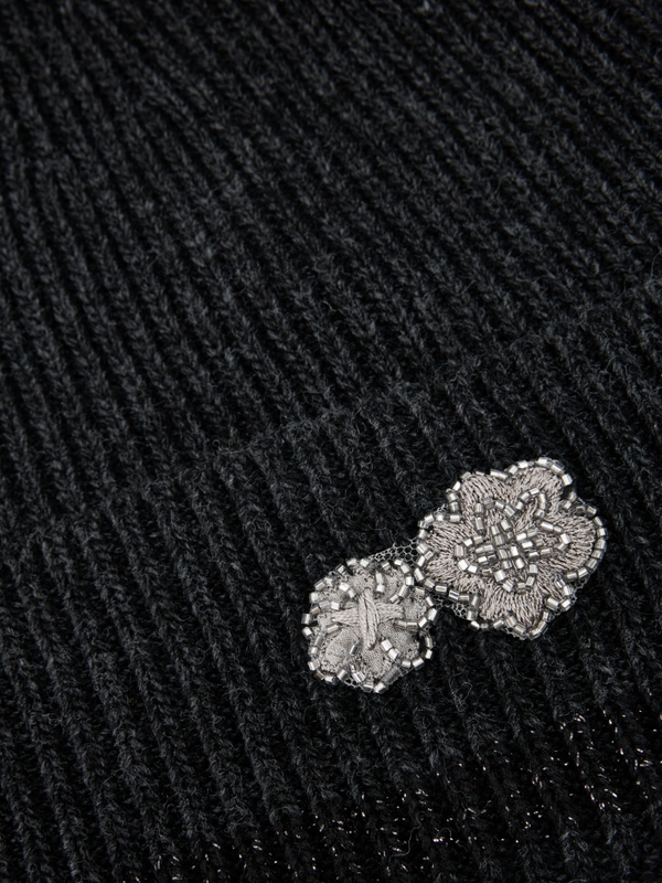 Bonnet en maille fine avec application de fleurs