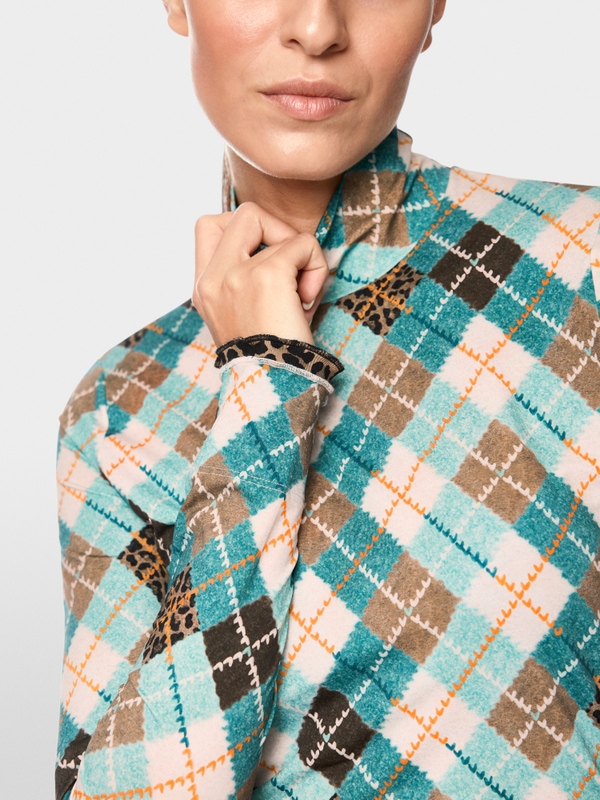 Fitted long-sleeved turtleneck shirt