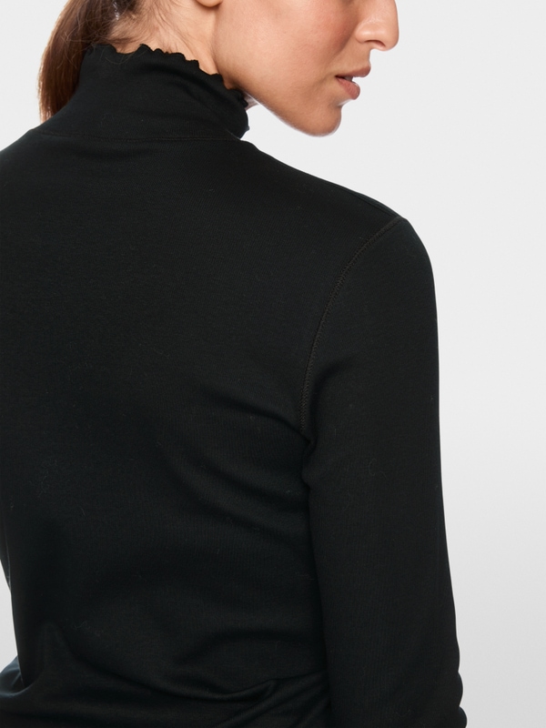 Plain long-sleeved turtleneck shirt