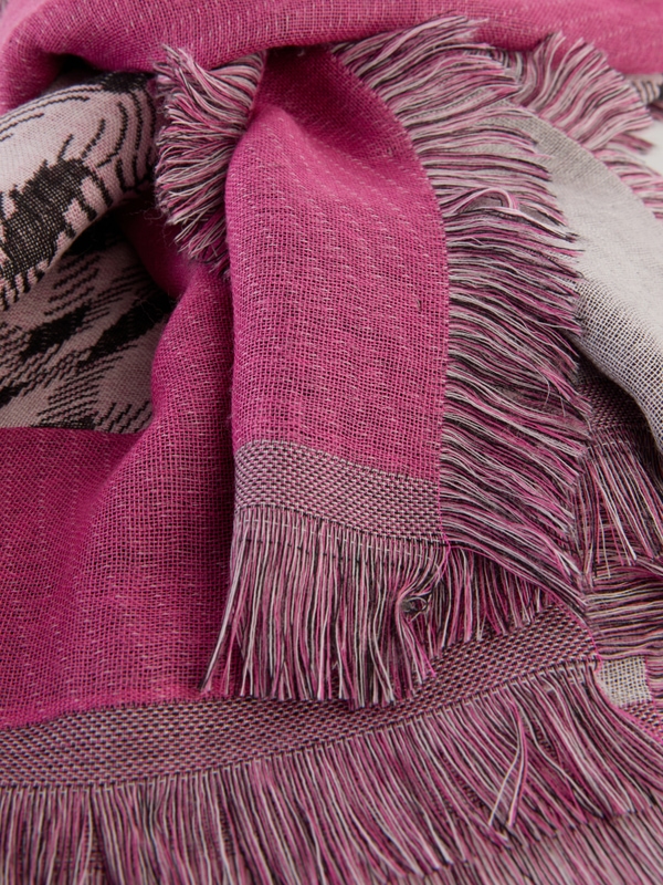 Lightweight scarf with checked pattern