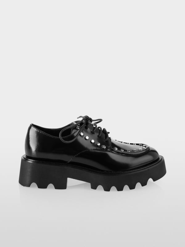 Patent leather low shoes