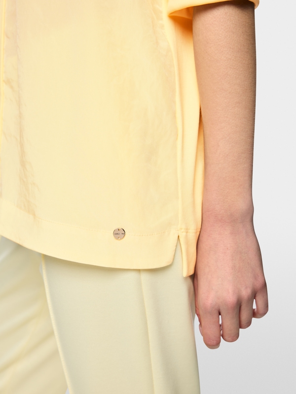 Wide blouse in material mix