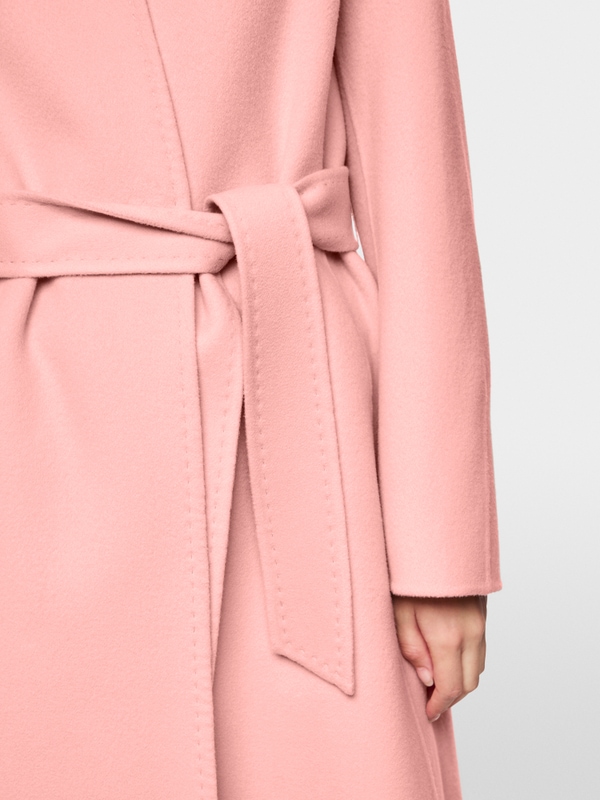 Elegant coat made of pure wool