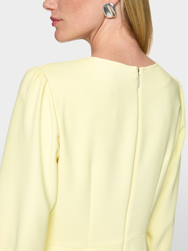 Fitted dress with round neck