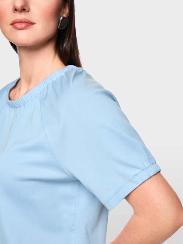 Plain short-sleeve shirt with gathering