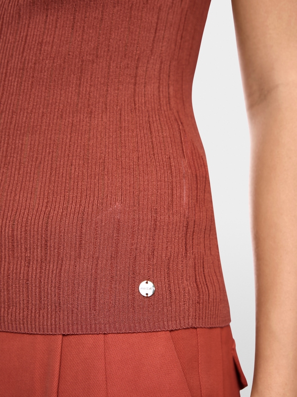 Sleeveless fine knit top