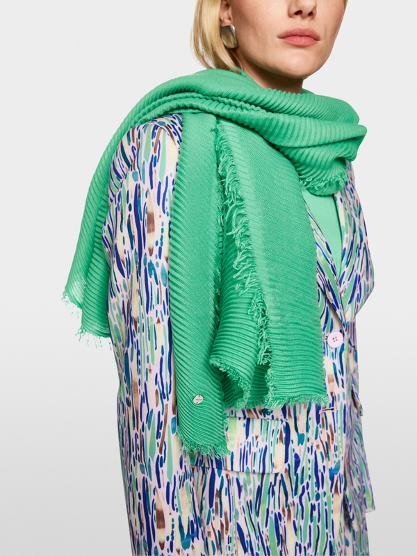 Pleated scarf with fringes