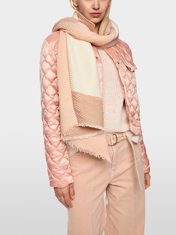 Pleated scarf with fine fringes