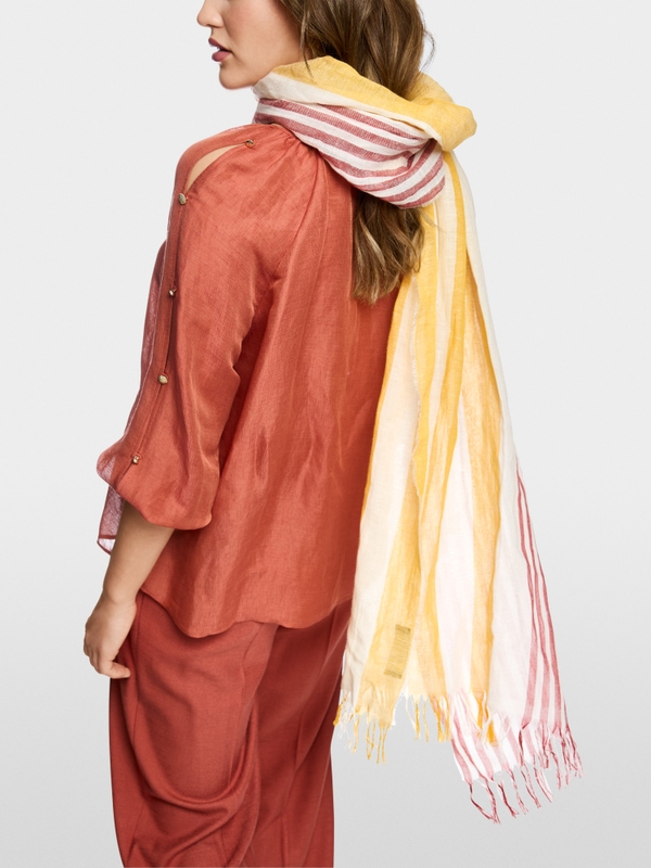 Three-colour scarf with fringes