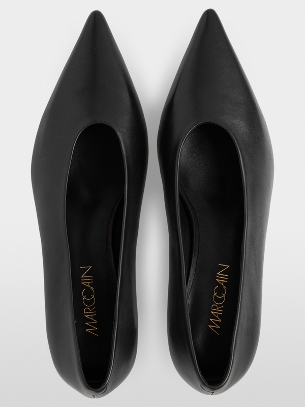 Elegant leather pumps