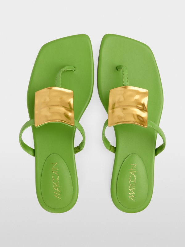 Leather toe thongs with decoration