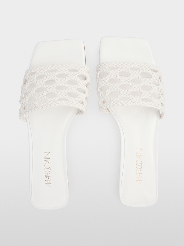 Flat sandals with macramé straps