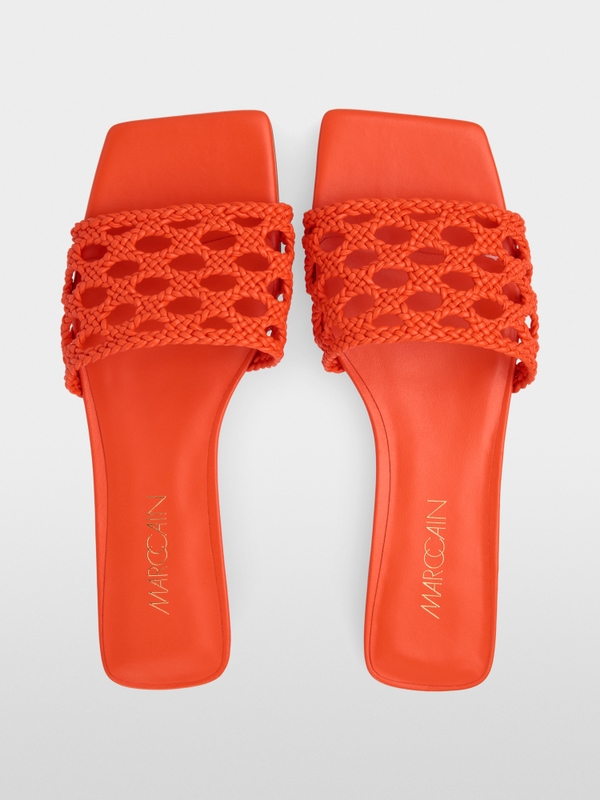 Flat sandals with macramé straps
