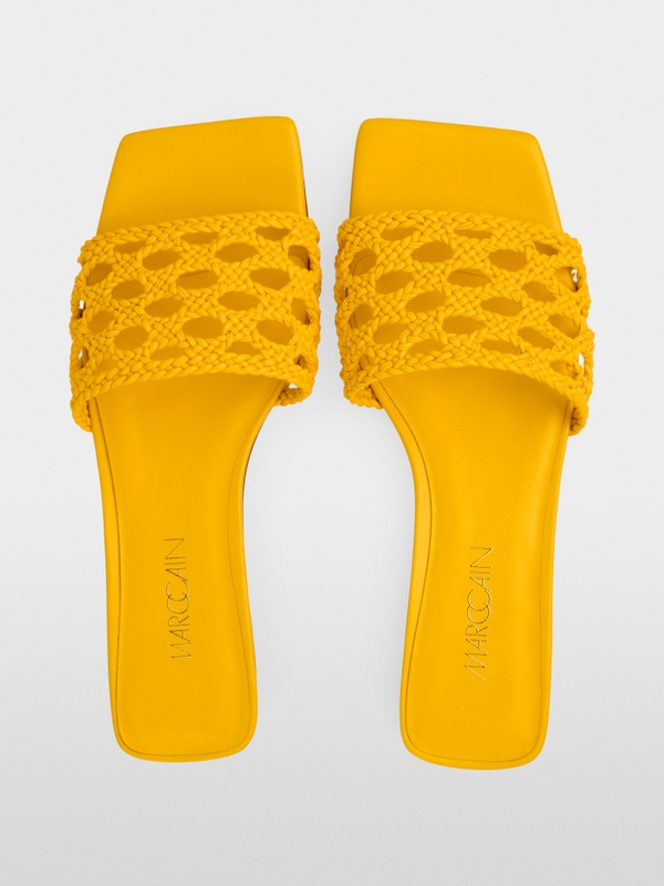 Flat sandals with macramé straps