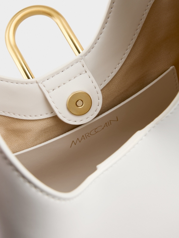 Hobo bag with metal fittings