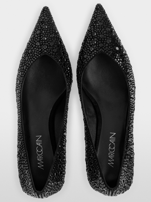 Leather pumps with studs