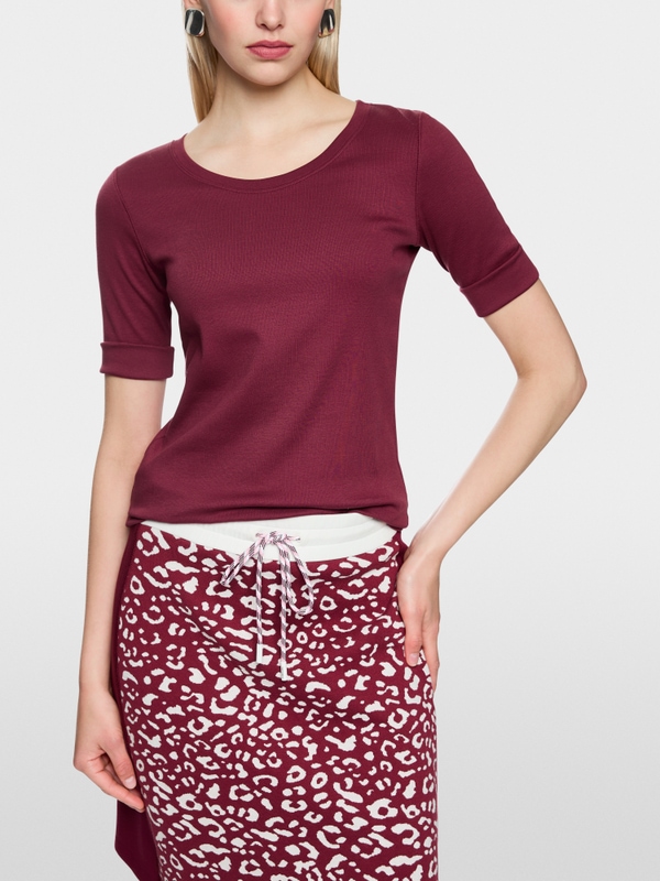 T-shirt with half-length sleeves