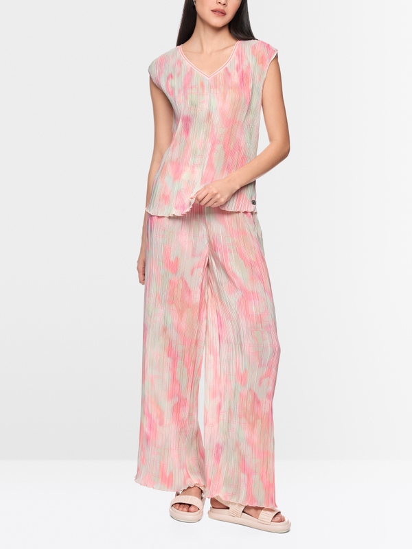 Sleeveless pleated blouse