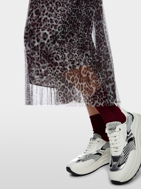 Pleated skirt with leopard print